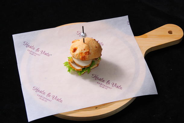 Булочка кежо с запеченой индейкой