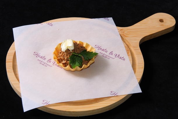 Тарталетки с салатом с паштетом из куриной печени