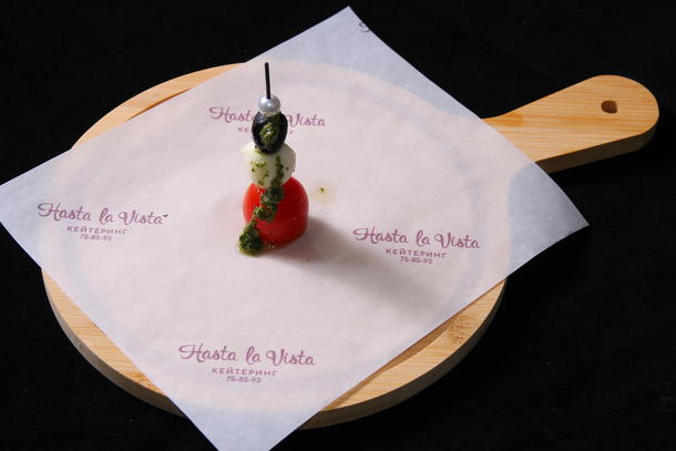 Канапе с моцареллой