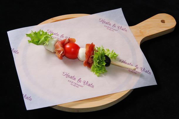 Шашлычки с моцареллой, хамоном, черри, маслинами Шашлычки с моцареллой, хамоном, черри, маслинами