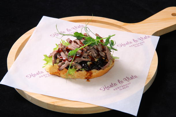 Брускетта с говядиной