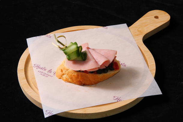 Брускетта с ветчиной