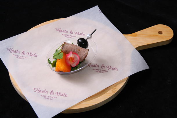 Канапе с ростбифом, творожным сыром и нектарином Канапе с ростбифом, творожным сыром и нектарином