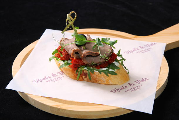 Брускетта с ростбифом и вяленными томатами