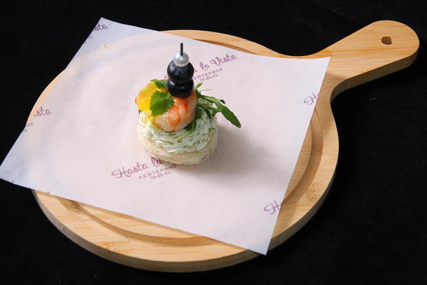 Канапе с тигровой креветкой и гуакомоле