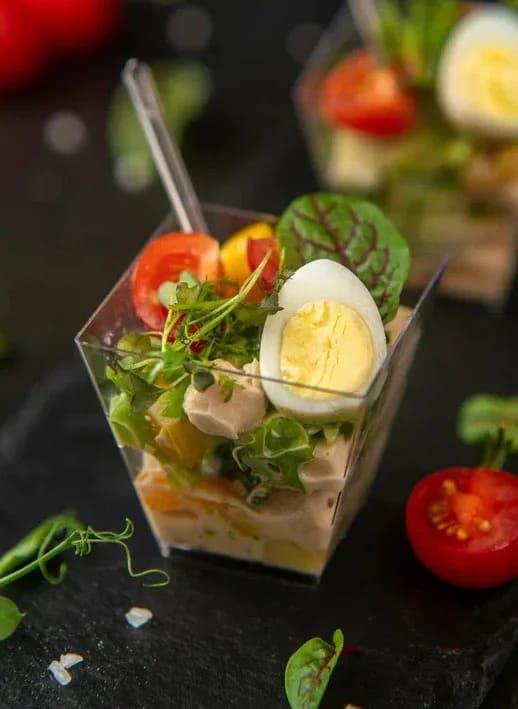 Салат с курицей и ореховым соусом