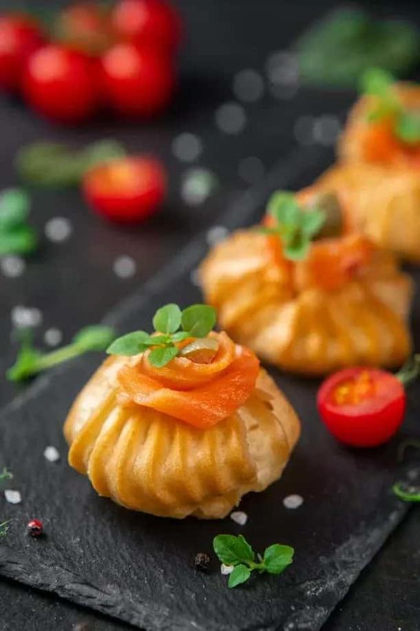 Профитроль с лососем и каперсами