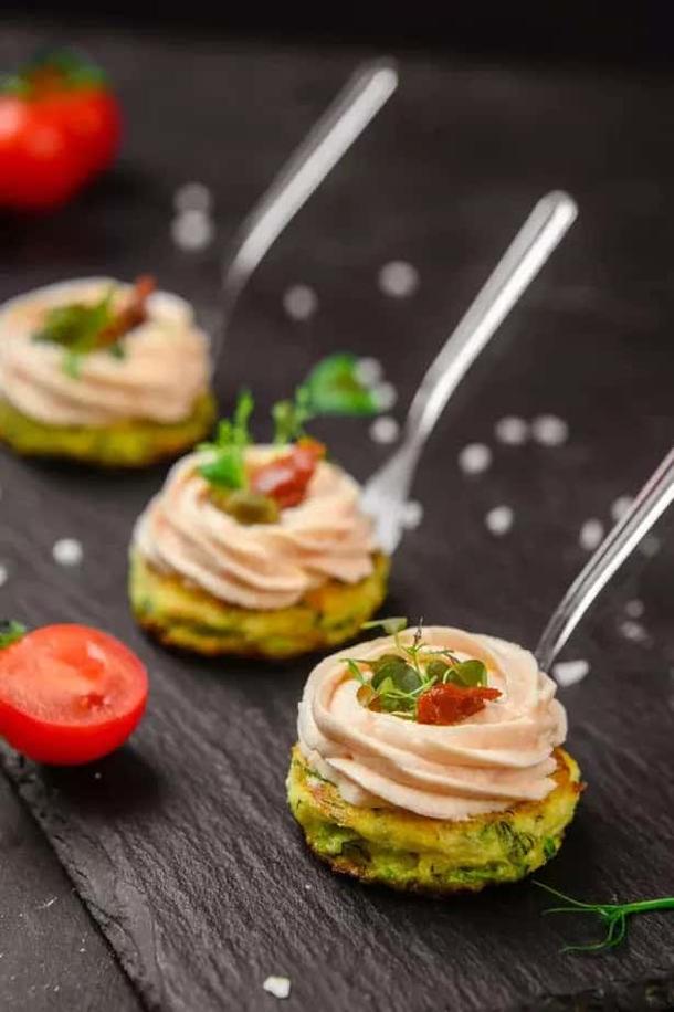 Оладьи из цукини с муссом из лосося Оладьи из цукини с муссом из лосося