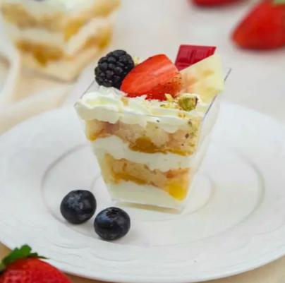 Десерт "Молочная девочка" Десерт "Молочная девочка"