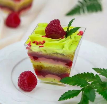 Десерт "Фисташка с малиной"