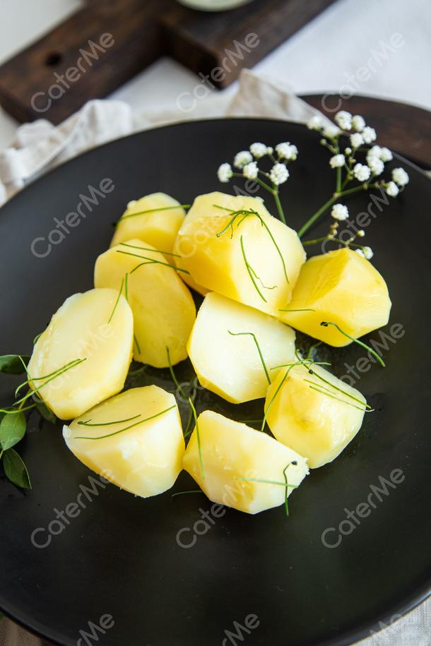 Картофель отварной с зеленью и маслом