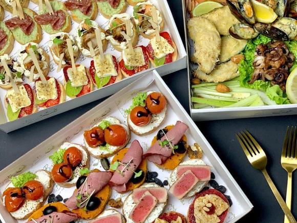 Сытный фуршетный сет с горячими закусками на 50 персон в Саратове