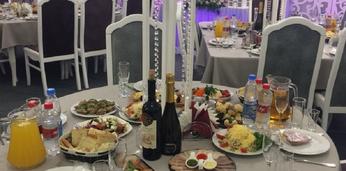 Знатный банкетный стол без хлопот на 10 персон