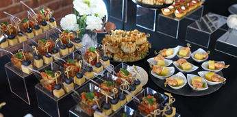 Фуршетный сет с горячими закусками на 18-20 персон
